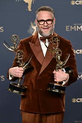Seth Rogen mit den Emmys für die Comedy-Serie The Studio beim Preisträger-Photocall der 77. Primetime Emmy Awards 2025 im Peacock Theater. Los Angeles, 14.09.2025