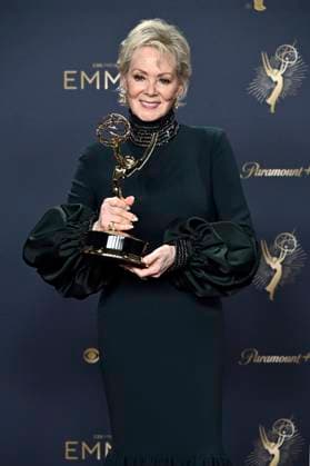 Jean Smart mit dem Emmy für die beste Hauptdarstellerin in der Comedy-Serie Hacks beim Preisträger-Photocall der 77. Primetime Emmy Awards 2025 im Peacock Theater. Los Angeles, 14.09.2025