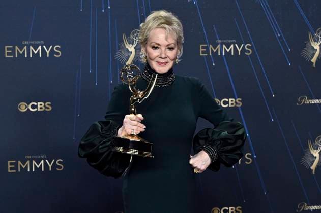 Jean Smart mit dem Emmy für die beste Hauptdarstellerin in der Comedy-Serie Hacks beim Preisträger-Photocall der 77. Primetime Emmy Awards 2025 im Peacock Theater. Los Angeles, 14.09.2025