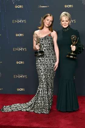 Hannah Einbinder und Jean Smart mit dem Emmy für die besten Darstellerinnen in der Comedy-Serie Hacks beim Preisträger-Photocall der 77. Primetime Emmy Awards 2025 im Peacock Theater. Los Angeles, 14.09.2025