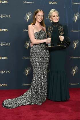 Hannah Einbinder und Jean Smart mit dem Emmy für die besten Darstellerinnen in der Comedy-Serie Hacks beim Preisträger-Photocall der 77. Primetime Emmy Awards 2025 im Peacock Theater. Los Angeles, 14.09.2025