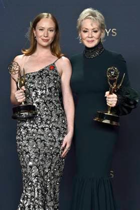 Hannah Einbinder und Jean Smart mit dem Emmy für die besten Darstellerinnen in der Comedy-Serie Hacks beim Preisträger-Photocall der 77. Primetime Emmy Awards 2025 im Peacock Theater. Los Angeles, 14.09.2025