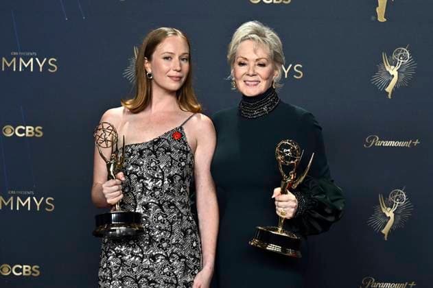 Hannah Einbinder und Jean Smart mit dem Emmy für die besten Darstellerinnen in der Comedy-Serie Hacks beim Preisträger-Photocall der 77. Primetime Emmy Awards 2025 im Peacock Theater. Los Angeles, 14.09.2025