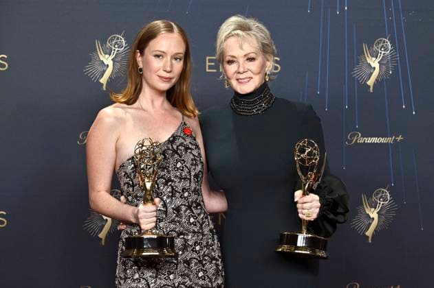 Hannah Einbinder und Jean Smart mit dem Emmy für die besten Darstellerinnen in der Comedy-Serie Hacks beim Preisträger-Photocall der 77. Primetime Emmy Awards 2025 im Peacock Theater. Los Angeles, 14.09.2025