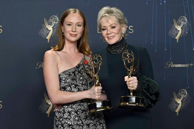 Hannah Einbinder und Jean Smart mit dem Emmy für die besten Darstellerinnen in der Comedy-Serie Hacks beim Preisträger-Photocall der 77. Primetime Emmy Awards 2025 im Peacock Theater. Los Angeles, 14.09.2025