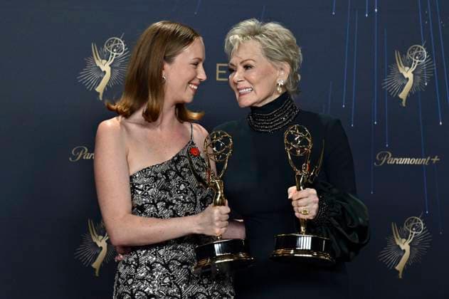 Hannah Einbinder und Jean Smart mit dem Emmy für die besten Darstellerinnen in der Comedy-Serie Hacks beim Preisträger-Photocall der 77. Primetime Emmy Awards 2025 im Peacock Theater. Los Angeles, 14.09.2025