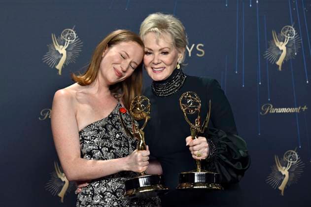 Hannah Einbinder und Jean Smart mit dem Emmy für die besten Darstellerinnen in der Comedy-Serie Hacks beim Preisträger-Photocall der 77. Primetime Emmy Awards 2025 im Peacock Theater. Los Angeles, 14.09.2025