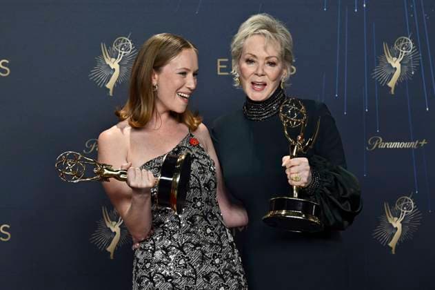 Hannah Einbinder und Jean Smart mit dem Emmy für die besten Darstellerinnen in der Comedy-Serie Hacks beim Preisträger-Photocall der 77. Primetime Emmy Awards 2025 im Peacock Theater. Los Angeles, 14.09.2025