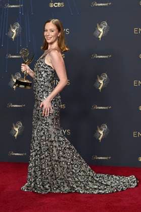 Hannah Einbinder mit dem Emmy für die beste Nebendarstellerin in der Comedy-Serie Hacks beim Preisträger-Photocall der 77. Primetime Emmy Awards 2025 im Peacock Theater. Los Angeles, 14.09.2025