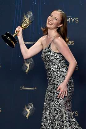 Hannah Einbinder mit dem Emmy für die beste Nebendarstellerin in der Comedy-Serie Hacks beim Preisträger-Photocall der 77. Primetime Emmy Awards 2025 im Peacock Theater. Los Angeles, 14.09.2025