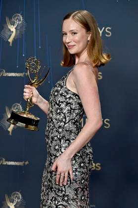 Hannah Einbinder mit dem Emmy für die beste Nebendarstellerin in der Comedy-Serie Hacks beim Preisträger-Photocall der 77. Primetime Emmy Awards 2025 im Peacock Theater. Los Angeles, 14.09.2025