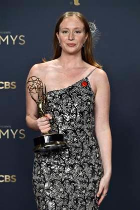 Hannah Einbinder mit dem Emmy für die beste Nebendarstellerin in der Comedy-Serie Hacks beim Preisträger-Photocall der 77. Primetime Emmy Awards 2025 im Peacock Theater. Los Angeles, 14.09.2025