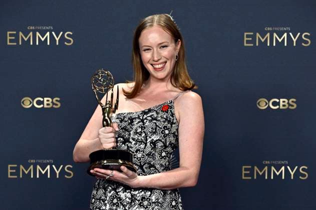 Hannah Einbinder mit dem Emmy für die beste Nebendarstellerin in der Comedy-Serie Hacks beim Preisträger-Photocall der 77. Primetime Emmy Awards 2025 im Peacock Theater. Los Angeles, 14.09.2025