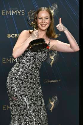 Hannah Einbinder mit dem Emmy für die beste Nebendarstellerin in der Comedy-Serie Hacks beim Preisträger-Photocall der 77. Primetime Emmy Awards 2025 im Peacock Theater. Los Angeles, 14.09.2025