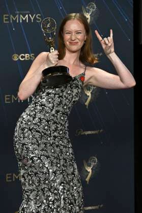 Hannah Einbinder mit dem Emmy für die beste Nebendarstellerin in der Comedy-Serie Hacks beim Preisträger-Photocall der 77. Primetime Emmy Awards 2025 im Peacock Theater. Los Angeles, 14.09.2025