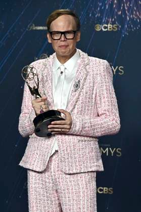 Jeff Hiller mit dem Emmy für den besten Nebendarsteller in der Comedy-Serie Somebody Somewhere beim Preisträger-Photocall der 77. Primetime Emmy Awards 2025 im Peacock Theater. Los Angeles, 14.09.2025