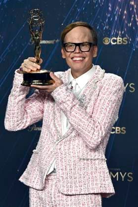 Jeff Hiller mit dem Emmy für den besten Nebendarsteller in der Comedy-Serie Somebody Somewhere beim Preisträger-Photocall der 77. Primetime Emmy Awards 2025 im Peacock Theater. Los Angeles, 14.09.2025