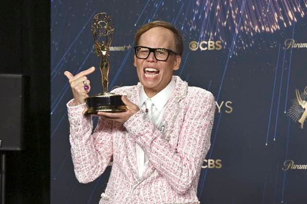 Jeff Hiller mit dem Emmy für den besten Nebendarsteller in der Comedy-Serie Somebody Somewhere beim Preisträger-Photocall der 77. Primetime Emmy Awards 2025 im Peacock Theater. Los Angeles, 14.09.2025