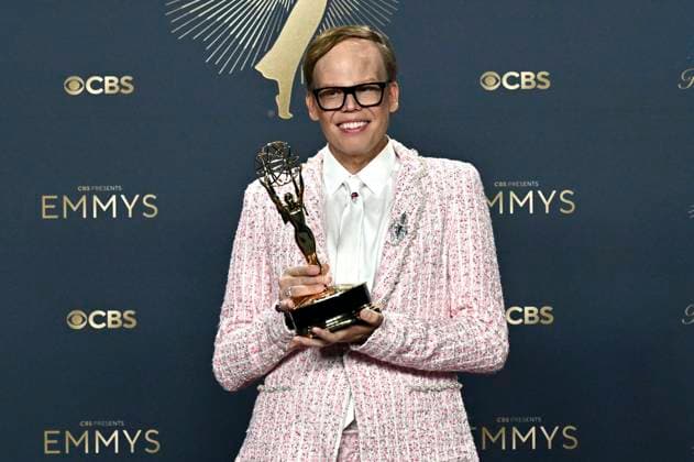Jeff Hiller mit dem Emmy für den besten Nebendarsteller in der Comedy-Serie Somebody Somewhere beim Preisträger-Photocall der 77. Primetime Emmy Awards 2025 im Peacock Theater. Los Angeles, 14.09.2025