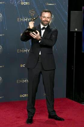 Philip Barantini mit dem Emmy für die beste Regie der Mini-Serie Adolescence beim Preisträger-Photocall der 77. Primetime Emmy Awards 2025 im Peacock Theater. Los Angeles, 14.09.2025