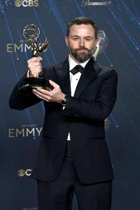 Philip Barantini mit dem Emmy für die beste Regie der Mini-Serie Adolescence beim Preisträger-Photocall der 77. Primetime Emmy Awards 2025 im Peacock Theater. Los Angeles, 14.09.2025
