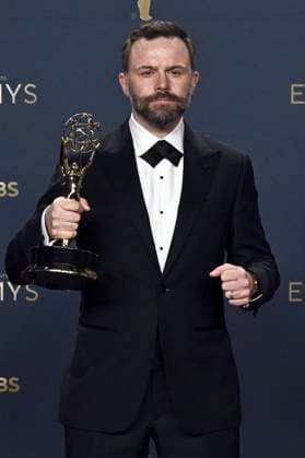 Philip Barantini mit dem Emmy für die beste Regie der Mini-Serie Adolescence beim Preisträger-Photocall der 77. Primetime Emmy Awards 2025 im Peacock Theater. Los Angeles, 14.09.2025