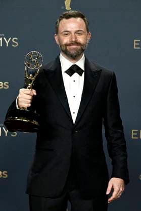 Philip Barantini mit dem Emmy für die beste Regie der Mini-Serie Adolescence beim Preisträger-Photocall der 77. Primetime Emmy Awards 2025 im Peacock Theater. Los Angeles, 14.09.2025