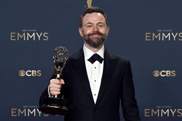 Philip Barantini mit dem Emmy für die beste Regie der Mini-Serie Adolescence beim Preisträger-Photocall der 77. Primetime Emmy Awards 2025 im Peacock Theater. Los Angeles, 14.09.2025