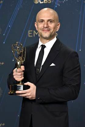 Adam Randall mit dem Emmy für die beste Regie der Drama-Serie Slow Horses beim Preisträger-Photocall der 77. Primetime Emmy Awards 2025 im Peacock Theater. Los Angeles, 14.09.2025