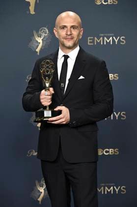 Adam Randall mit dem Emmy für die beste Regie der Drama-Serie Slow Horses beim Preisträger-Photocall der 77. Primetime Emmy Awards 2025 im Peacock Theater. Los Angeles, 14.09.2025