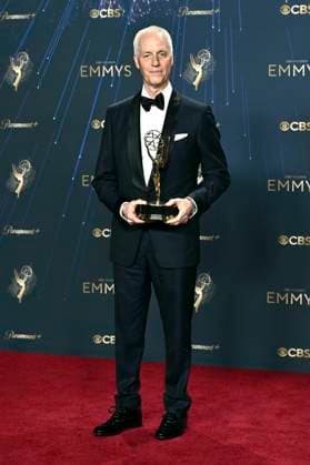 Dan Gilroy mit dem Emmy für das beste Drehbuch für die Drama-Serie Andor beim Preisträger-Photocall der 77. Primetime Emmy Awards 2025 im Peacock Theater. Los Angeles, 14.09.2025