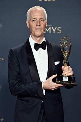 Dan Gilroy mit dem Emmy für das beste Drehbuch für die Drama-Serie Andor beim Preisträger-Photocall der 77. Primetime Emmy Awards 2025 im Peacock Theater. Los Angeles, 14.09.2025