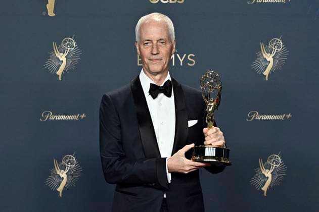Dan Gilroy mit dem Emmy für das beste Drehbuch für die Drama-Serie Andor beim Preisträger-Photocall der 77. Primetime Emmy Awards 2025 im Peacock Theater. Los Angeles, 14.09.2025