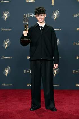 Owen Cooper mit dem Emmy für den besten Nebendarsteller in der Mini-Serie Adolescence beim Preisträger-Photocall der 77. Primetime Emmy Awards 2025 im Peacock Theater. Los Angeles, 14.09.2025