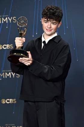 Owen Cooper mit dem Emmy für den besten Nebendarsteller in der Mini-Serie Adolescence beim Preisträger-Photocall der 77. Primetime Emmy Awards 2025 im Peacock Theater. Los Angeles, 14.09.2025