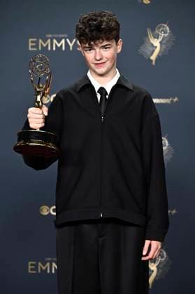 Owen Cooper mit dem Emmy für den besten Nebendarsteller in der Mini-Serie Adolescence beim Preisträger-Photocall der 77. Primetime Emmy Awards 2025 im Peacock Theater. Los Angeles, 14.09.2025