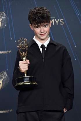 Owen Cooper mit dem Emmy für den besten Nebendarsteller in der Mini-Serie Adolescence beim Preisträger-Photocall der 77. Primetime Emmy Awards 2025 im Peacock Theater. Los Angeles, 14.09.2025