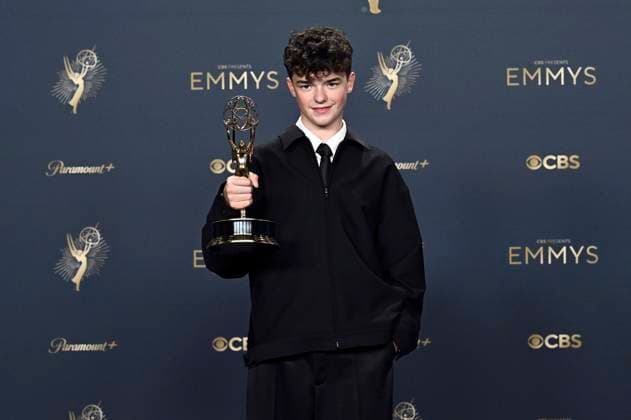 Owen Cooper mit dem Emmy für den besten Nebendarsteller in der Mini-Serie Adolescence beim Preisträger-Photocall der 77. Primetime Emmy Awards 2025 im Peacock Theater. Los Angeles, 14.09.2025