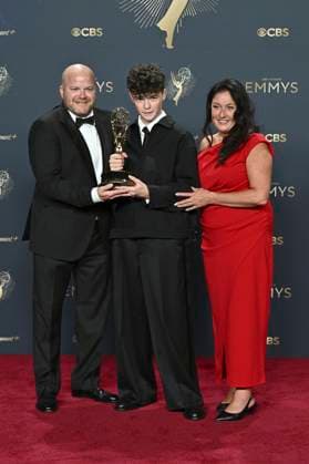 Owen Cooper mit dem Emmy für den besten Nebendarsteller in der Mini-Serie Adolescence und seinen Eltern Andy und Noreen Coopervbeim Preisträger-Photocall der 77. Primetime Emmy Awards 2025 im Peacock Theater. Los Angeles, 14.09.2025