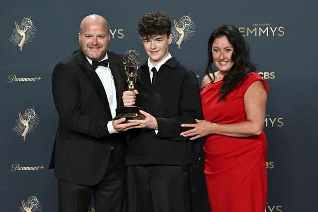 Owen Cooper mit dem Emmy für den besten Nebendarsteller in der Mini-Serie Adolescence und seinen Eltern Andy und Noreen Coopervbeim Preisträger-Photocall der 77. Primetime Emmy Awards 2025 im Peacock Theater. Los Angeles, 14.09.2025
