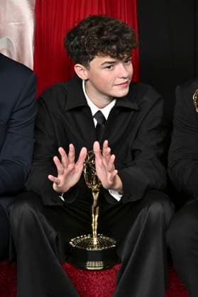 Owen Cooper mit dem Emmy für den besten Nebendarsteller in der Mini-Serie Adolescence beim Preisträger-Photocall der 77. Primetime Emmy Awards 2025 im Peacock Theater. Los Angeles, 14.09.2025