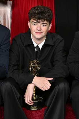 Owen Cooper mit dem Emmy für den besten Nebendarsteller in der Mini-Serie Adolescence beim Preisträger-Photocall der 77. Primetime Emmy Awards 2025 im Peacock Theater. Los Angeles, 14.09.2025