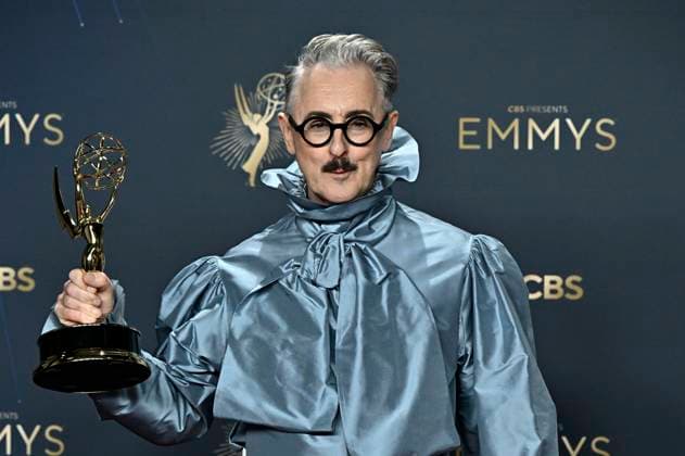 Alan Cumming mit dem Emmy für das beste Reality Competition Programm The Traitors beim Preisträger-Photocall der 77. Primetime Emmy Awards 2025 im Peacock Theater. Los Angeles, 14.09.2025