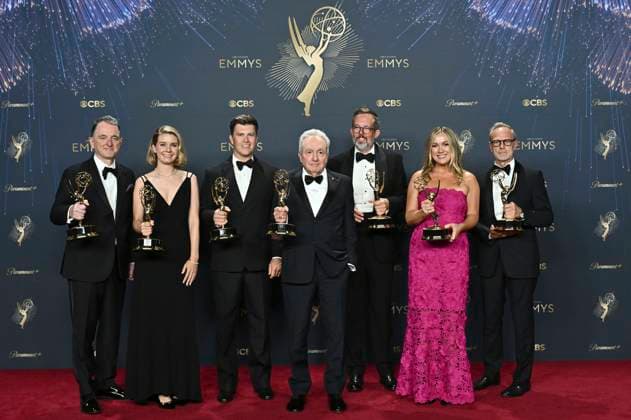 Javier Winnik, Caroline Maroney, Colin Jost, Lorne Michaels, Erik Kenward, Erin Doyle und Tom Broecker mit dem Emmy für Outstanding Variety Special (Live) für SNL50: The Anniversary Special beim Preisträger-Photocall der 77. Primetime Emmy Awards 2025 im Peacock Theater. Los Angeles, 14.09.2025