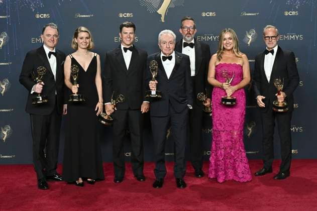 Javier Winnik, Caroline Maroney, Colin Jost, Lorne Michaels, Erik Kenward, Erin Doyle und Tom Broecker mit dem Emmy für Outstanding Variety Special (Live) für SNL50: The Anniversary Special beim Preisträger-Photocall der 77. Primetime Emmy Awards 2025 im Peacock Theater. Los Angeles, 14.09.2025