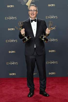 Stephen Colbert mit dem Emmy für die besten Talk-Serie The Late Show with Stephen Colbert beim Preisträger-Photocall der 77. Primetime Emmy Awards 2025 im Peacock Theater. Los Angeles, 14.09.2025