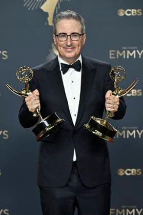 Stephen Colbert mit dem Emmy für die besten Talk-Serie The Late Show with Stephen Colbert beim Preisträger-Photocall der 77. Primetime Emmy Awards 2025 im Peacock Theater. Los Angeles, 14.09.2025