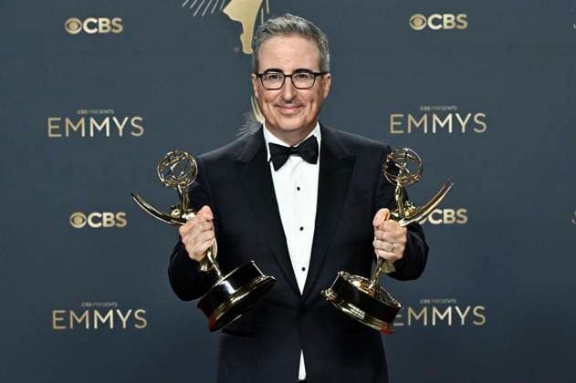 Stephen Colbert mit dem Emmy für die besten Talk-Serie The Late Show with Stephen Colbert beim Preisträger-Photocall der 77. Primetime Emmy Awards 2025 im Peacock Theater. Los Angeles, 14.09.2025
