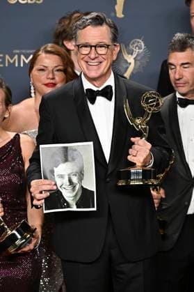 Stephen Colbert mit dem Emmy für die besten Talk-Serie The Late Show with Stephen Colbert beim Preisträger-Photocall der 77. Primetime Emmy Awards 2025 im Peacock Theater. Los Angeles, 14.09.2025