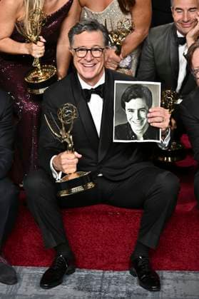 Stephen Colbert mit dem Emmy für die besten Talk-Serie The Late Show with Stephen Colbert beim Preisträger-Photocall der 77. Primetime Emmy Awards 2025 im Peacock Theater. Los Angeles, 14.09.2025